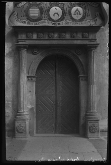 Brzeżany, portal kościoła farnego pw. Świętych Apostoł&oacute;w Piotra i Pawła