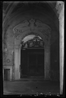 Brzeżany, kaplica zamkowa Sieniawskich, portal kaplicy grobowej Adama Hieronima Sieniawskiego