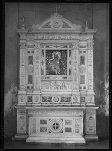 Brzeżany, nawa gł&oacute;wna kaplicy zamkowej, widok na marmurowy ołtarz