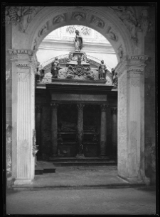 Brzeżany, kaplica zamkowa Sieniawskich, portal kaplicy grobowej Adama Hieronima Sieniawskiego