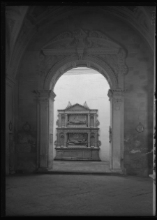 Brzeżany, kaplica zamkowa Sieniawskich, portal kaplicy grobowej z nagrobkiem Mikołaja i Hieronima Sieniawskich.