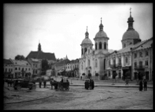 Brzeżany, rynek z kościołem Św. Tr&oacute;jcy