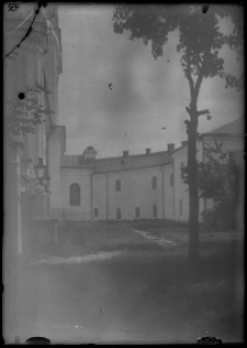 Łuck, dawny klasztor bernardyn&oacute;w, widok od strony dziedzińca