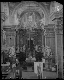 Beresteczko, kości&oacute;ł trynitarzy, widok na prezbiterium z ch&oacute;ru organowego