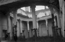 Dubno, zamek, widok zrujnowanej sali kolumnowej