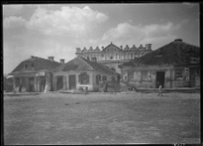 Luboml, sklepy przy rynku, synagoga w drugim planie