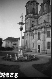 Horodenka, kości&oacute;ł Niepokalanego Poczęcia Najświętszej Marii Panny, figura Matki Bożej przed fasadą kościoła