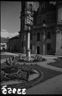 Horodenka, kości&oacute;ł Niepokalanego Poczęcia Najświętszej Marii Panny, figura Matki Bożej przed fasadą kościoła