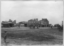 Bełz, plac z synagogą w tle