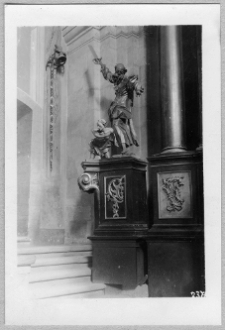 Brzeżany, kości&oacute;ł pw. Św. Mikołaja, figury Abrahama i Izaaka, ołtarz gł&oacute;wny