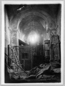 Budzan&oacute;w, kości&oacute;ł Podwyższenia Krzyża Świętego, ołtarz gł&oacute;wny, zniszczenia po wojnie