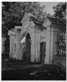 Dąbrowica, kości&oacute;ł św. Jana Chrzciciela, brama