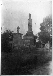 Hołoby, pałac Ronikier&oacute;w, figura Najświętszej Marii Panny