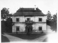 Hołoby, budynek bramny zespołu pałacowego Ronikier&oacute;w