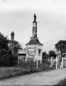 Hołoby, pałac Ronikier&oacute;w, figura Najświętszej Marii Panny