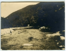 Jaremcze, Huculi w strojach ludowych