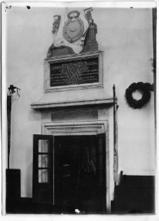 Klewań, Kości&oacute;ł p.w. Zwiastowania Najświętszej Maryi Panny - portal boczny z wmontowaną nad nim tablicą erekcyjną kościoła