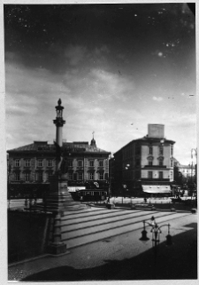Lw&oacute;w, plac Mariacki, kolumna Adama Mickiewicza