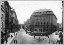 Lw&oacute;w, plac Smolki z pomnikiem Franciszka Smolki