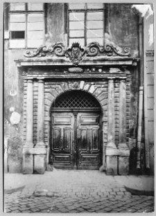 Lw&oacute;w, kamienica kr&oacute;lewska, portal od ulicy Blacharskiej