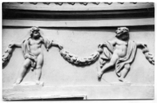 Lw&oacute;w, kamienica przy ulicy Krakowska 34, dekoracja fasady, putta