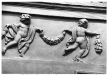 Lw&oacute;w, kamienica przy ulicy Krakowska 34, dekoracja fasady, putta