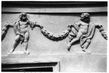 Lw&oacute;w, kamienica przy ulicy Krakowska 34, dekoracja fasady, putta