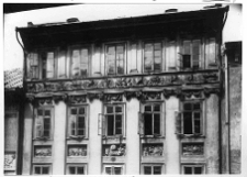 Lw&oacute;w, kamienica Czterech P&oacute;r Roku przy ulicy Ormiańskiej 23, g&oacute;rne kondygnacje z dekoracją rzeźbiarską fryzu autorstwa Feliksa Krasuckiego