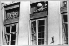 Lw&oacute;w, kamienica Czterech P&oacute;r Roku przy ulicy Ormiańskiej 23, dekoracja rzeźbiarska fryzu autorstwa Feliksa Krasuckiego, Chronos