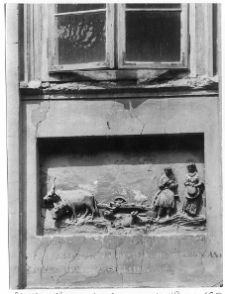 Lw&oacute;w, kamienica Czterech P&oacute;r Roku przy ulicy Ormiańskiej 23, dekoracja rzeźbiarska fryzu autorstwa Feliksa Krasuckiego, wiosna