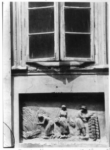 Lw&oacute;w, kamienica Czterech P&oacute;r Roku przy ulicy Ormiańskiej 23, dekoracja rzeźbiarska fryzu autorstwa Feliksa Krasuckiego, lato