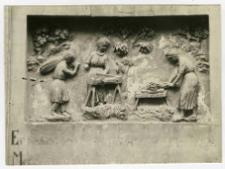 Lw&oacute;w, kamienica Czterech P&oacute;r Roku przy ulicy Ormiańskiej 23, dekoracja rzeźbiarska fryzu autorstwa Feliksa Krasuckiego, jesień, międlenie i czesanie lnu