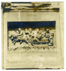 Lw&oacute;w, kamienica Czterech P&oacute;r Roku przy ulicy Ormiańskiej 23, dekoracja rzeźbiarska fryzu autorstwa Feliksa Krasuckiego, zima, kulig