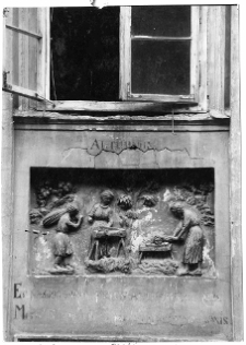 Lw&oacute;w, kamienica Czterech P&oacute;r Roku przy ulicy Ormiańskiej 23, dekoracja rzeźbiarska fryzu autorstwa Feliksa Krasuckiego, jesień, międlenie i czesanie lnu