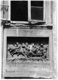 Lw&oacute;w, kamienica Czterech P&oacute;r Roku przy ulicy Ormiańskiej 23, dekoracja rzeźbiarska fryzu autorstwa Feliksa Krasuckiego, zima, kulig