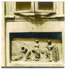 Lw&oacute;w, kamienica Czterech P&oacute;r Roku przy ulicy Ormiańskiej 23, dekoracja rzeźbiarska fryzu autorstwa Feliksa Krasuckiego, lato