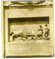 Lw&oacute;w, kamienica Czterech P&oacute;r Roku przy ulicy Ormiańskiej 23, dekoracja rzeźbiarska fryzu autorstwa Feliksa Krasuckiego, wiosna