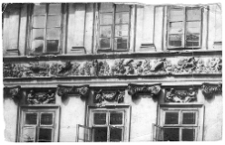 Lw&oacute;w, kamienica Czterech P&oacute;r Roku przy ulicy Ormiańskiej 23, dekoracja rzeźbiarska fryzu autorstwa Feliksa Krasuckiego