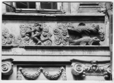 Lw&oacute;w, kamienica Czterech P&oacute;r Roku przy ulicy Ormiańskiej 23, dekoracja rzeźbiarska fryzu autorstwa Feliksa Krasuckiego, znaki zodiaku, Wodnik, Ryby