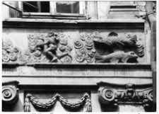 Lw&oacute;w, kamienica Czterech P&oacute;r Roku przy ulicy Ormiańskiej 23, dekoracja rzeźbiarska fryzu autorstwa Feliksa Krasuckiego, znaki zodiaku, Wodnik, Ryby