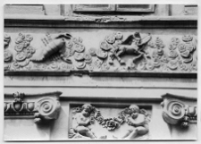 Lw&oacute;w, kamienica Czterech P&oacute;r Roku przy ulicy Ormiańskiej 23, dekoracja rzeźbiarska fryzu autorstwa Feliksa Krasuckiego, znaki zodiaku, Strzelec, Rak