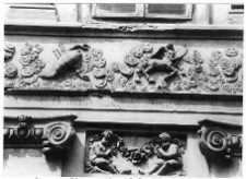 Lw&oacute;w, kamienica Czterech P&oacute;r Roku przy ulicy Ormiańskiej 23, dekoracja rzeźbiarska fryzu autorstwa Feliksa Krasuckiego, znaki zodiaku, Strzelec, Rak