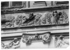 Lw&oacute;w, kamienica Czterech P&oacute;r Roku przy ulicy Ormiańskiej 23, dekoracja rzeźbiarska fryzu autorstwa Feliksa Krasuckiego, znaki zodiaku, Lew, Panna