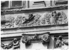 Lw&oacute;w, kamienica Czterech P&oacute;r Roku przy ulicy Ormiańskiej 23, dekoracja rzeźbiarska fryzu autorstwa Feliksa Krasuckiego, znaki zodiaku, Lew, Panna