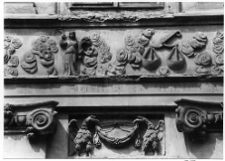 Lw&oacute;w, kamienica Czterech P&oacute;r Roku przy ulicy Ormiańskiej 23, dekoracja rzeźbiarska fryzu autorstwa Feliksa Krasuckiego, znaki zodiaku, Panna, Waga