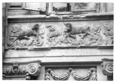Lw&oacute;w, kamienica Czterech P&oacute;r Roku przy ulicy Ormiańskiej 23, dekoracja rzeźbiarska fryzu autorstwa Feliksa Krasuckiego, znaki zodiaku, Baran, Byk