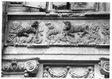 Lw&oacute;w, kamienica Czterech P&oacute;r Roku przy ulicy Ormiańskiej 23, dekoracja rzeźbiarska fryzu autorstwa Feliksa Krasuckiego, znaki zodiaku, Baran, Byk