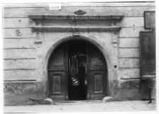 Lw&oacute;w, kamienica przy ulicy Ormiańskiej 25, portal, brama