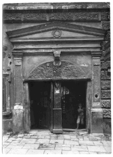 Lw&oacute;w, kamienica przy ulicy Ormiańskiej 30, portal, brama