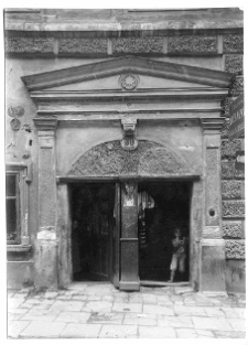 Lw&oacute;w, kamienica przy ulicy Ormiańskiej 30, portal, brama